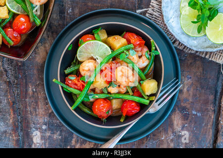 Crevettes thaï à l'ananas et les haricots verts - Vue de dessus Banque D'Images