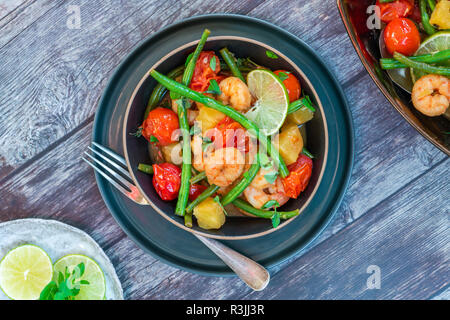 Crevettes thaï à l'ananas et les haricots verts - Vue de dessus Banque D'Images