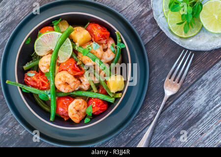 Crevettes thaï à l'ananas et les haricots verts - Vue de dessus Banque D'Images