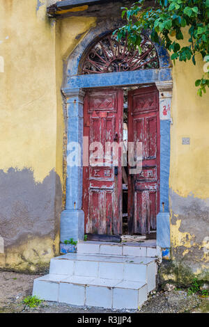 Vieille porte en bois à l'entrée d'une maison à l'abandon. Banque D'Images