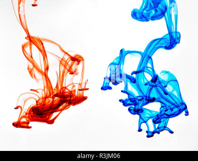 Colorant alimentaire a chuté en verre d'eau et de se disperser. Banque D'Images