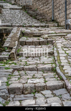 Passage pavé entre des immeubles historiques dans la vieille ville de Kotor, Monténégro Banque D'Images