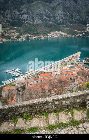 Sentier pierreux et les étapes menant à la forteresse de la ville de Kotor, Monténégro Kotor ci-dessus Banque D'Images