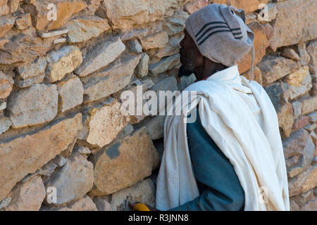 Pèlerin au Grand Temple de Yeha, Ethiopie Banque D'Images