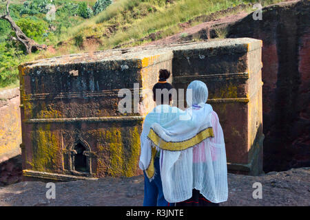 Pèlerins à l'Biete Ghiorgis (Chambre de Saint George), une des églises rupestres rock à Lalibela (Site du patrimoine mondial de l'UNESCO), de l'Éthiopie Banque D'Images