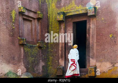 Pèlerins à Biete Ghiorgis (Chambre de Saint George), une des églises rupestres rock à Lalibela (Site du patrimoine mondial de l'UNESCO), de l'Éthiopie Banque D'Images