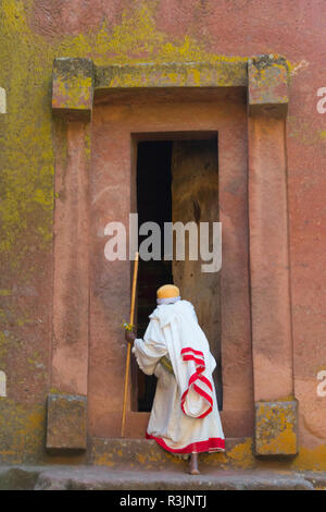 Pèlerins à Biete Ghiorgis (Chambre de Saint George), une des églises rupestres rock à Lalibela (Site du patrimoine mondial de l'UNESCO), de l'Éthiopie Banque D'Images