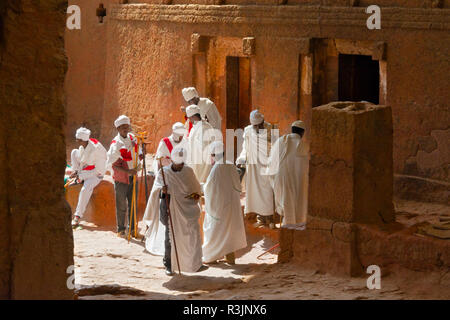 Pèlerins célébrant à la rock Festival Meskel églises rupestres de Lalibela, Ethiopie Banque D'Images