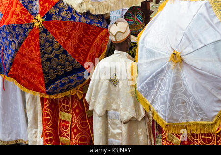 Pèlerins célébrant Festival Meskel, Lalibela, Éthiopie Banque D'Images