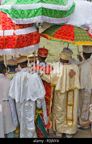 Pèlerins célébrant Festival Meskel, Lalibela, Éthiopie Banque D'Images