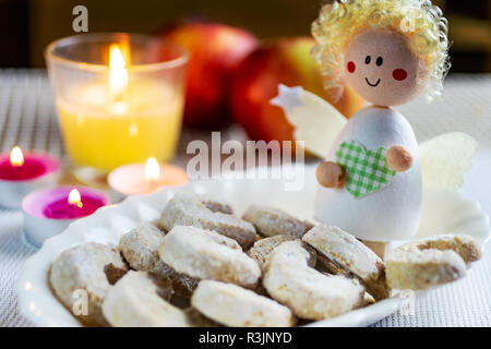 Temps de Noël tchèque et des douanes - une cuisine bohémienne et décoration traditionnelle typique angel - écrou rolls des gâteries préparées pour un dîner de fête Banque D'Images