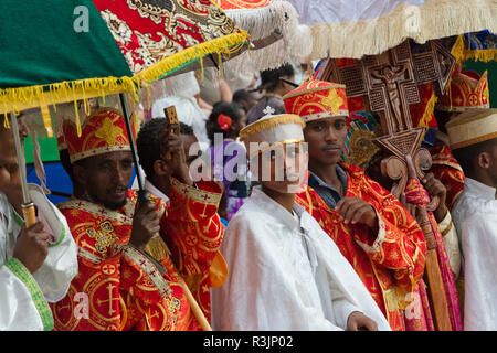 Pèlerins célébrant Festival Meskel, Lalibela, Éthiopie Banque D'Images