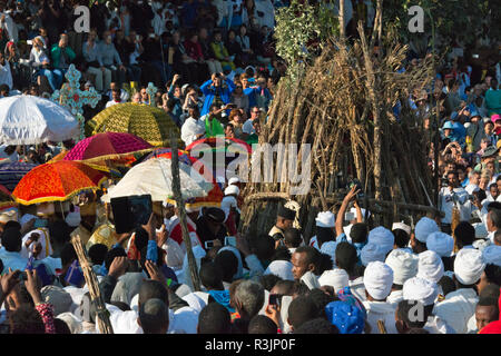 Feu d'éclairage pèlerins célébrant Festival Meskel, Lalibela, Éthiopie Banque D'Images