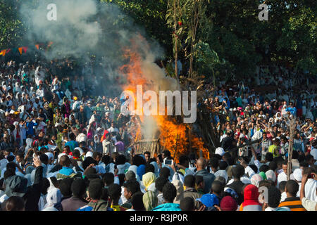 Feu d'éclairage pèlerins célébrant Festival Meskel, Lalibela, Éthiopie Banque D'Images