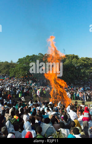 Feu d'éclairage pèlerins célébrant Festival Meskel, Lalibela, Éthiopie Banque D'Images