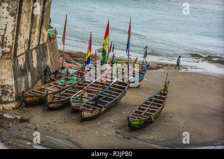 Bateaux colorés bordant la plage de Blanc Mans Beach, sur la côte du Cap de Château d'Elmina Banque D'Images