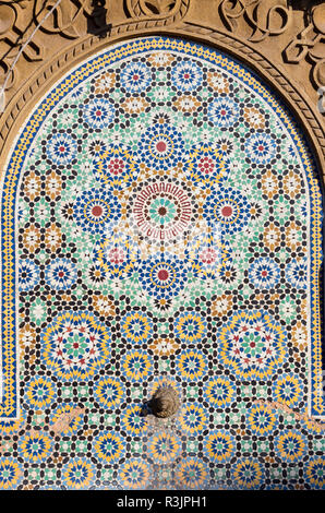 Fontaine avec des carreaux de mosaïque, Marrakech (Marrakech, Maroc) Banque D'Images