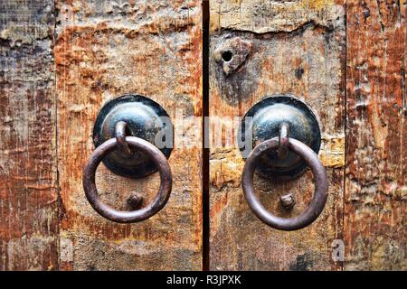 Poignées de porte traditionnelle chinoise sur une porte en bois. Banque D'Images