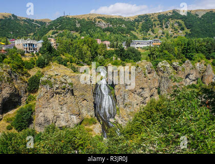 Djermouk Cascade du printemps, mode paysage par des bâtiments de la ville et la montagne Banque D'Images