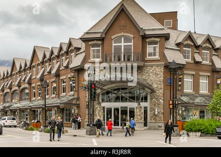 BANFF, ALBERTA, CANADA - Juin 2018 : vue extérieure de la Cascade Boutiques Centre commercial en centre-ville de Banff. Banque D'Images