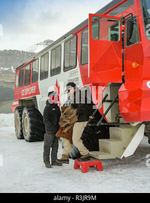 COLUMBIA ICEFIELD, ALBERTA, CANADA - Juin 2018 : les touristes en sortant d'une énorme roue six véhicule construit à cet effet sur le glacier Athabasca dans la colonne Banque D'Images