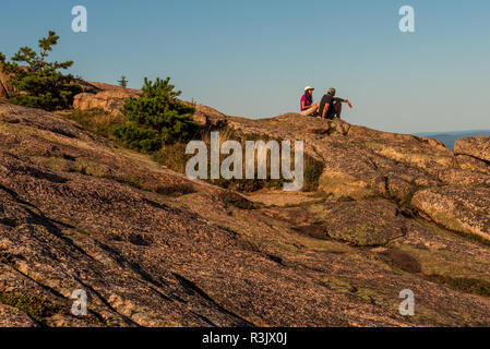 L'Acadia National Park--Septembre 21, 2016. Un couple s'arrête et se situe très haut dans Cadillac Mountain dans l'Acadia National Park. Banque D'Images
