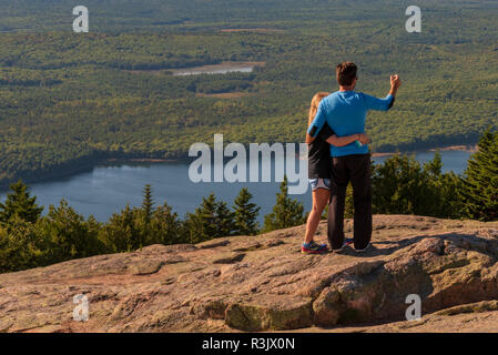 L'Acadia National Park, Maine--Septembre 21, 2016. L'homme et la femme posent pour une sur selfies Cadillac Mountain. Banque D'Images