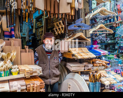 Istanbul, Turquie, Fecruary 23, 2013 : la vente de produits en bois d'un atelier à Eminonu. Banque D'Images