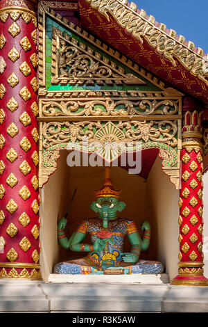 L'idole religieuse dans les montagnes au-dessus de Chiang Mai. Banque D'Images