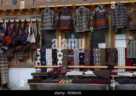 Le Bhoutan. Magasin qui vend des vêtements tissés traditionnellement, les sacs et les textiles dans le région de Bumthang Bhoutan central. Banque D'Images