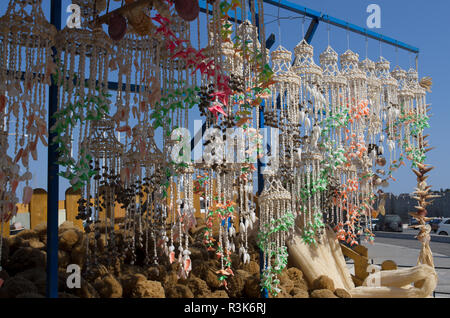 Wind Chimes méditerranéenne faite de coquillages sur le fond bleu du ciel Banque D'Images