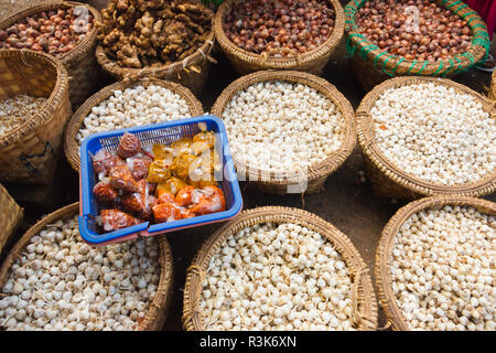 La vente de l'ail et les épices au marché, Mandalay, Myanmar Banque D'Images