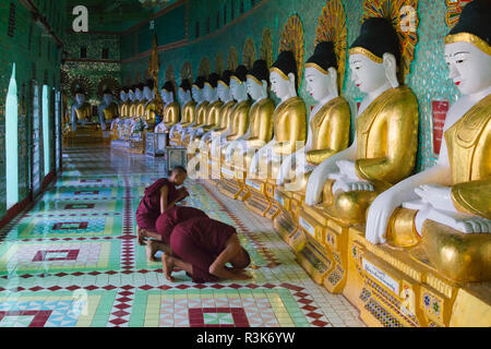 Moines priant dans Umin Thounzeh Pagode, Rhône-Alpes, le Myanmar, Mandalay Hill Banque D'Images