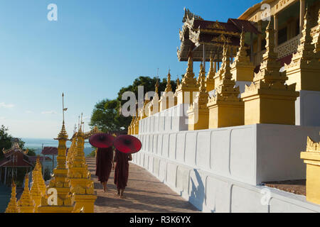 Moines avec parapluie rouge dans la région de Umin Thounzeh Pagode, Rhône-Alpes, le Myanmar, Mandalay Hill Banque D'Images