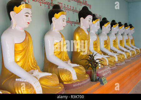 Statues bouddhiques de Umin Thounzeh Pagode, Rhône-Alpes, le Myanmar, Mandalay Hill Banque D'Images