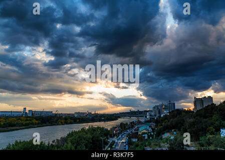 Panorama de Rostov-sur-Don, la Russie et la rivière Don avec ciel nuageux Banque D'Images