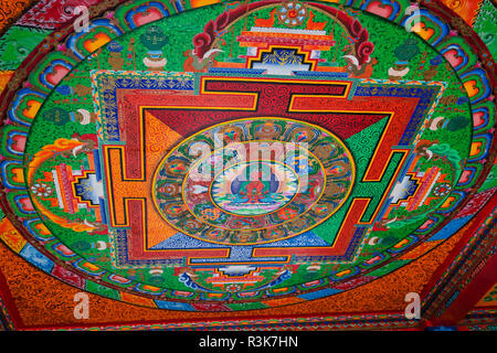 Chine, Province du Yunnan, dans le nord-ouest du Yunnan, Shangri-La, le monastère de Songzanlin. Fresques restaurées à la porte du monastère. Banque D'Images