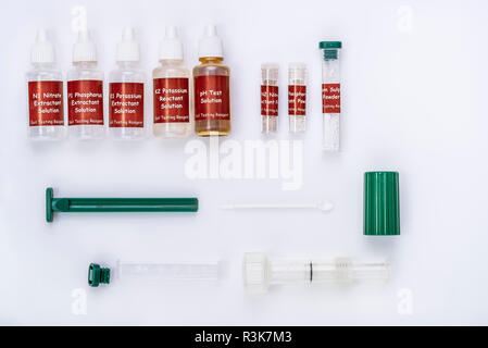 Kit d'analyse des sols avec des produits chimiques pour l'essai du potassium, l'azote, du phosphore et de l'acidité des sols. Banque D'Images