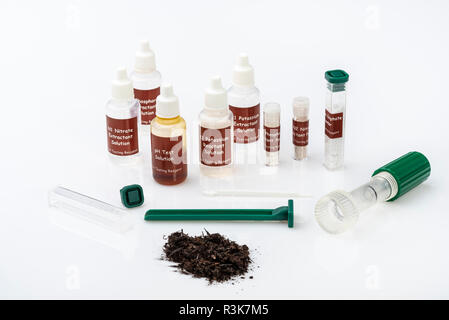 Kit d'analyse des sols avec des produits chimiques pour l'essai du potassium, l'azote, du phosphore et de l'acidité des sols. Banque D'Images