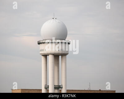 Prix catalogue 117 tour radar dans les Parc de la ville Tempelhofer Feld, l'ancien aéroport de Tempelhof à Berlin, Allemagne Banque D'Images