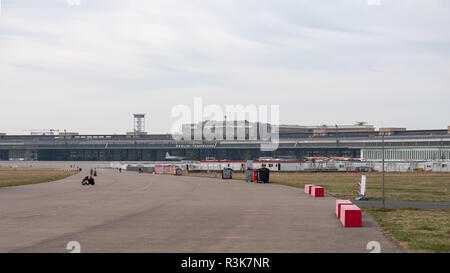 BERLIN, ALLEMAGNE - 10 octobre 2018 : anciens bâtiments du terminal dans les Parc de la ville Tempelhofer Feld, l'ancien aéroport de Tempelhof à Berlin, Allemagne Banque D'Images