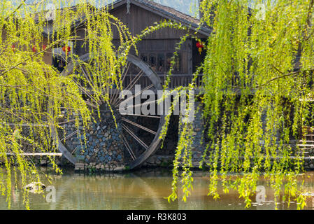 Maison traditionnelle et roue de l'eau par la rivière en Yunshuiyao, village du comté de Nanjing, dans la province de Fujian, Chine Banque D'Images