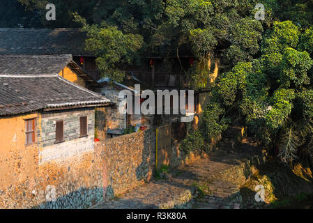 Maison traditionnelle par la rivière en Yunshuiyao, village du comté de Nanjing, dans la province de Fujian, Chine Banque D'Images