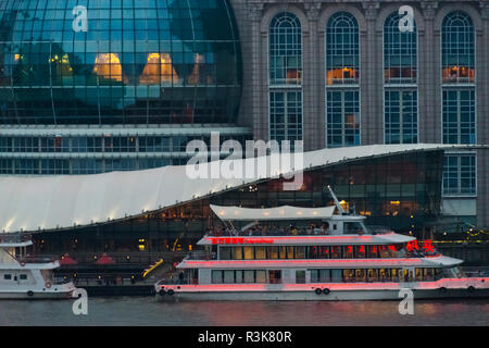 Bateau de croisière avec Shanghai International Convention Centre sur la rivière Huangpu, au crépuscule, Shanghai, Chine Banque D'Images