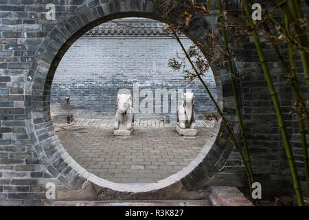 Moon gate de Shanshan Assembly Hall, Linyi, Shandong Province, China Banque D'Images