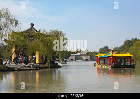 Pavilion et bateau de tourisme sur le lac de l'Ouest mince, Lotus Bridge (également appelé Cinq Pagode) Pont dans la distance, Yangzhou, Jiangsu, Chine Banque D'Images