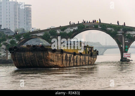 L'approche des péniches Pont Gongchen sur le Grand Canal, Hangzhou, Province de Zhejiang, Chine Banque D'Images