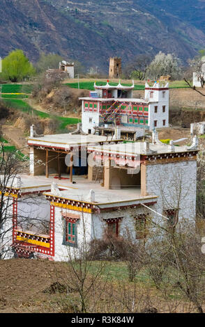 Maison de village tibétain Zhonglu dans la montagne, Danbo, province du Sichuan, Chine Banque D'Images