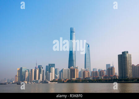 Shanghai Pudong skyline dominé par tour par la rivière Huangpu, Shanghai, Chine Banque D'Images