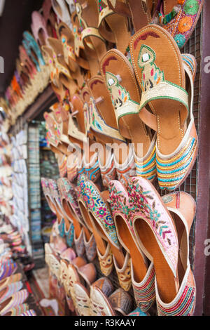 Émirats Arabes Unis, Dubai, Deira. Chaussons traditionnels souvenirs Banque D'Images